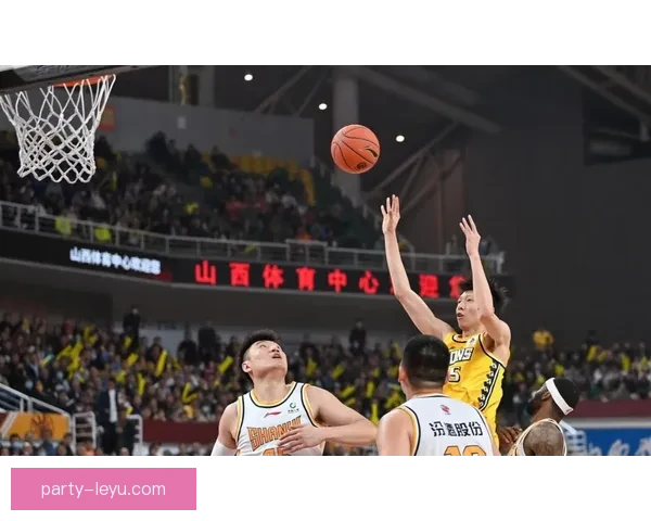 CBA季后赛激战正酣多队争夺总决赛席位精彩瞬间回顾