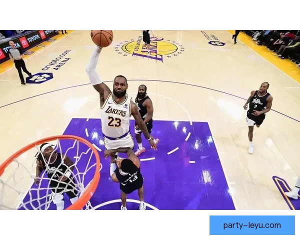 詹姆斯关键时刻连得高分湖人逆转勇士再创胜利纪录